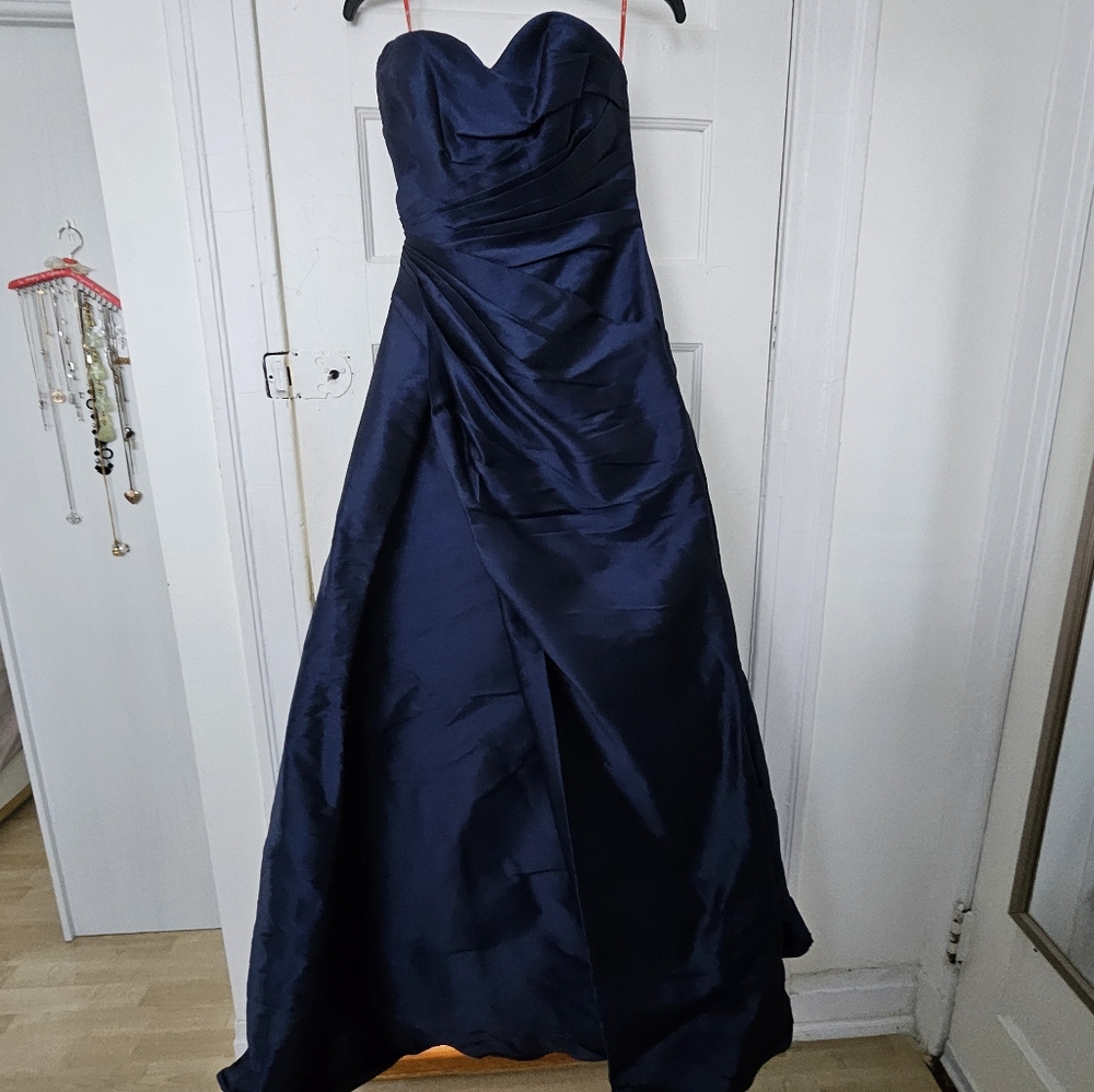 Monique lhuillier Strapless Bridal gown Navy 6